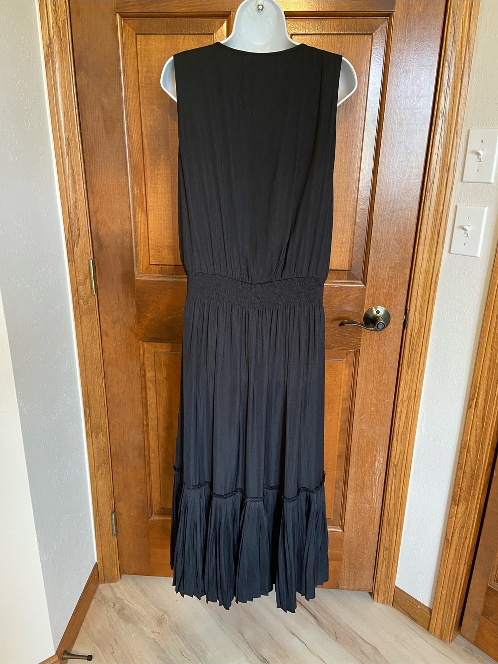 Evereve Sleeveless Black Flowy Dress Button Peep hole Size Large - Picture 7 of 12